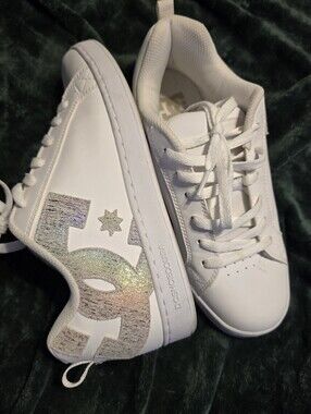 DC Women’s Court Graffik White Metallic Silver Skate Shoes Size 8.5